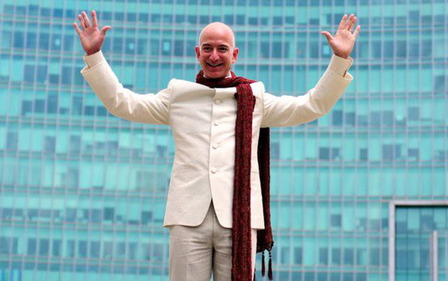 Không làm từ thiện nhiều như Bill Gates, người giàu nhất thế giới Jeff Bezos sử dụng 150 tỷ USD tài sản của mình như thế nào?